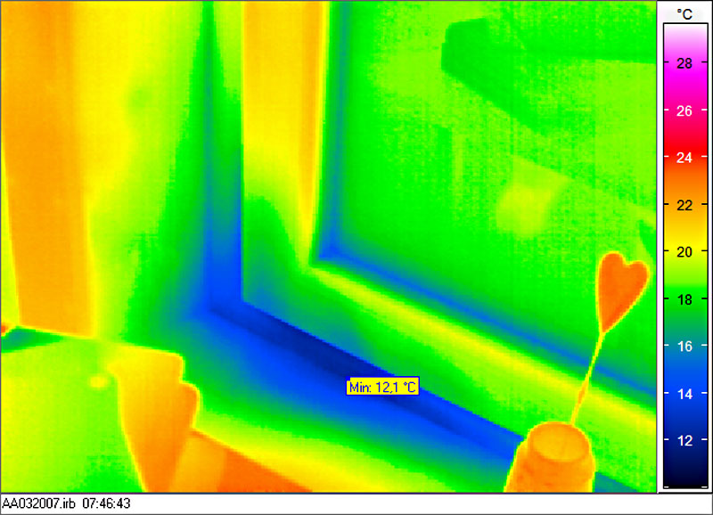 Thermografische Untersuchung: Kältebrücke Fensteranschluss